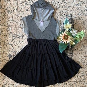 V-neck 2 tones hooded dress